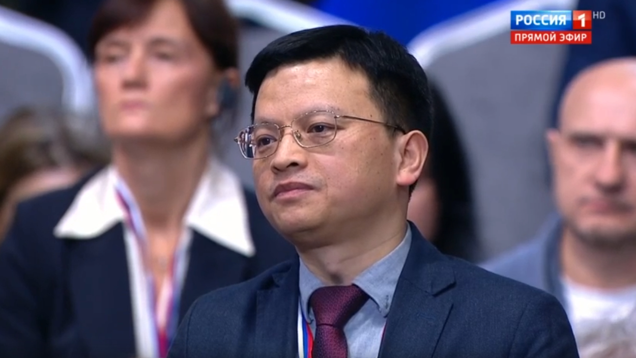 «Почему Путина не уважаешь?»: китайский журналист проучил коллегу-американца на «Прямой линии»