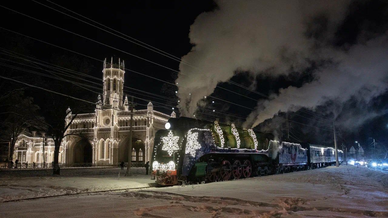 Жители Петербурга увидят поезд Деда Мороза 6 и 7 января