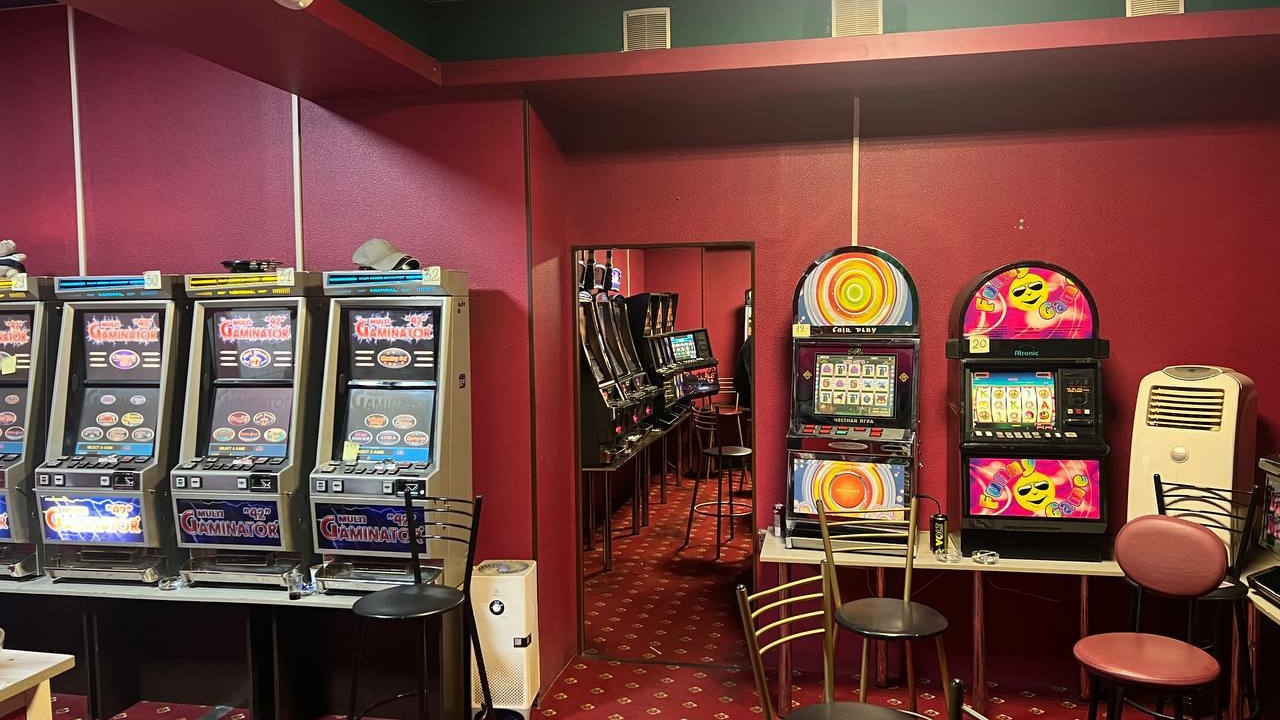 Петербурженка превратилась квартиру на Асафьева в подпольное казино