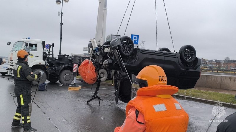 Появились фотографии с места смертельного падения Haval H3 в Неву