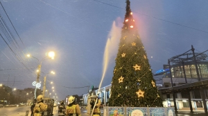 Новогодняя елка в прямом смысле загорелась у метро «Улица Дыбенко»
