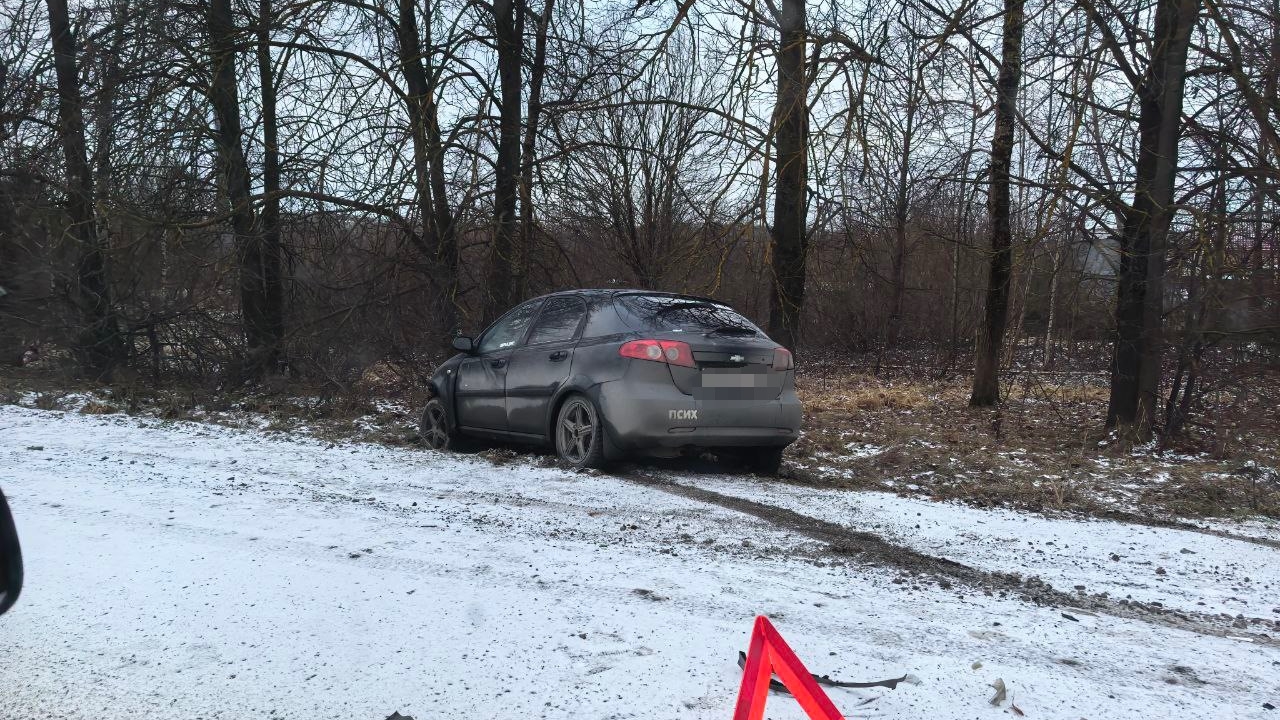 Сразу 2 аварии сковали улицы Красного Села на фоне гололедицы