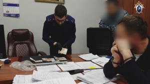 Взятка за свободу: в Петербурге полицейского поймали на покрывательство воровки