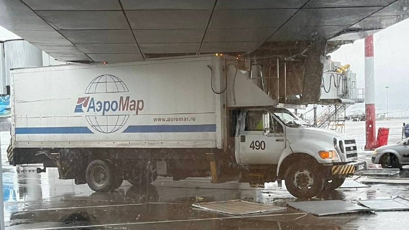 Пулково опровергло столкновения автомобиля бортового питания и трапа