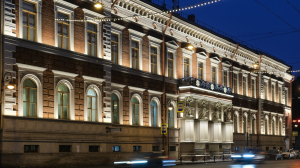 Посмотрите, как подсветка выделила детали Дома Пашкова. Фасад украсили 150 светодиодов