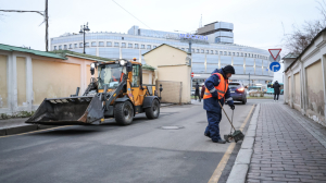 Непредсказуемая петербургская погода не помешала дворникам проводить уборку