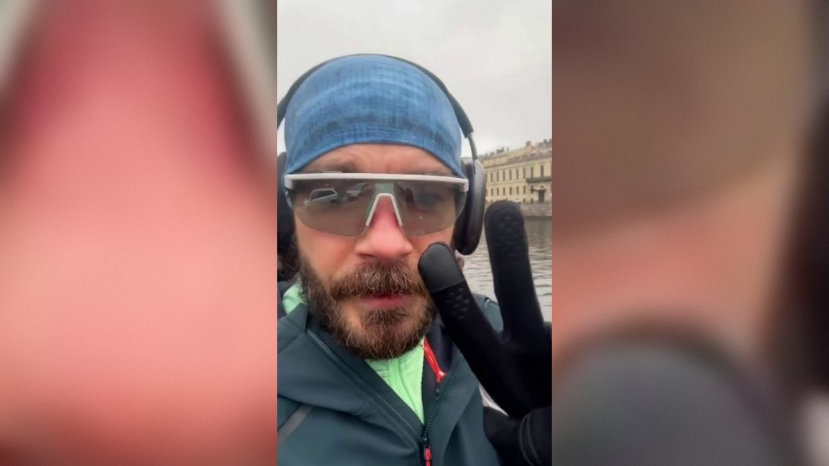 Актер Матвеев опередил петербургских дворников, очистив заваленную мусором набережную