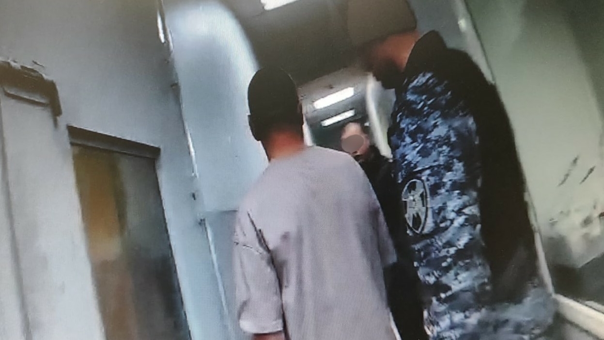 Долгое ожидание супруги в салоне машины доставило петербуржцу хлопот