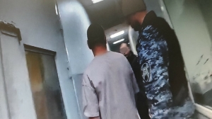 Долгое ожидание супруги в салоне машины доставило петербуржцу хлопот