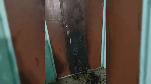 Приятели подожгли дверь в подъезде на Гражданском ради денег, обещанных незнакомцем
