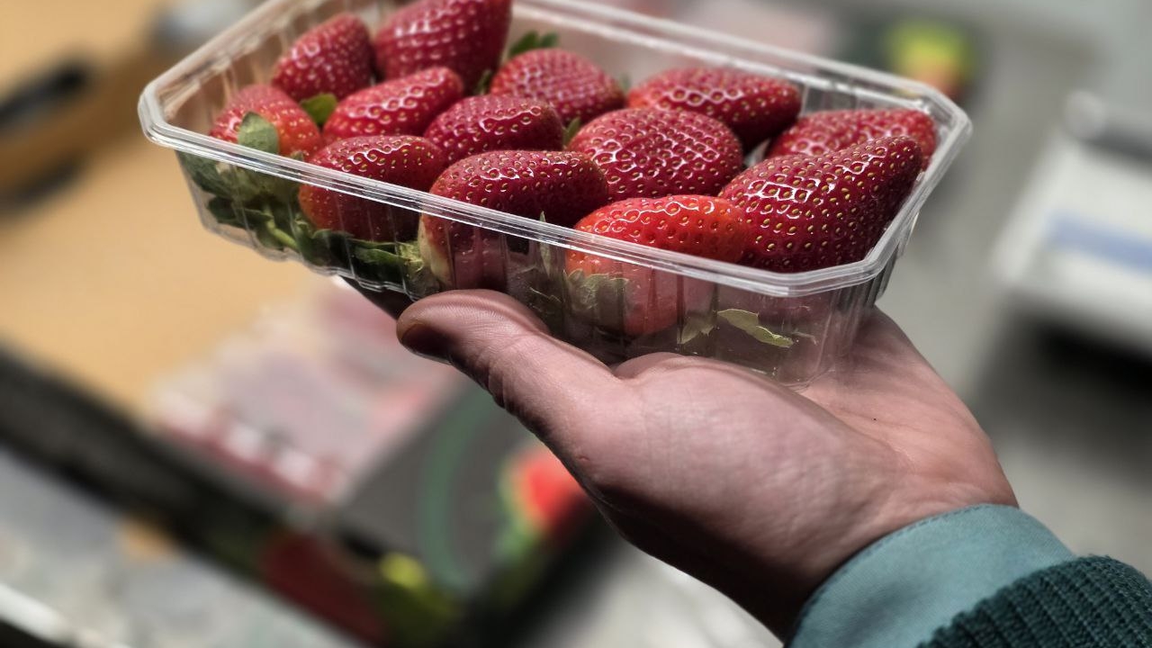 Петербург получил свыше 4 тонн египетских ягод — что доставили в город под Новый год