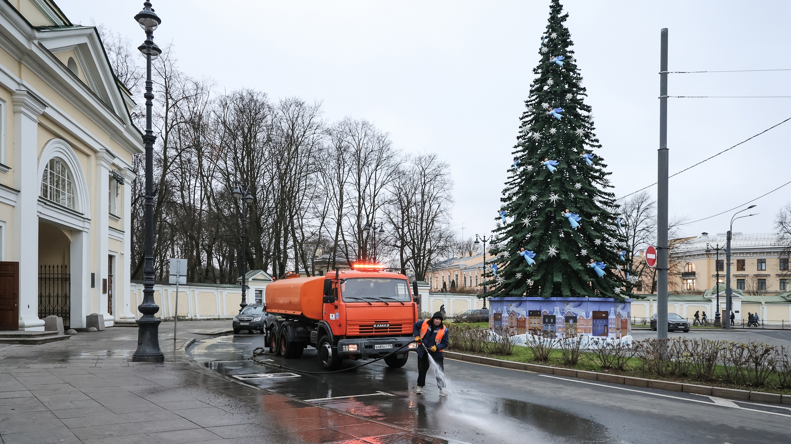 Теплая погода позволила дорожникам помыть Петербург последний раз в году