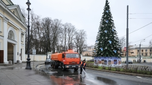 Теплая погода позволила дорожникам помыть Петербург последний раз в году