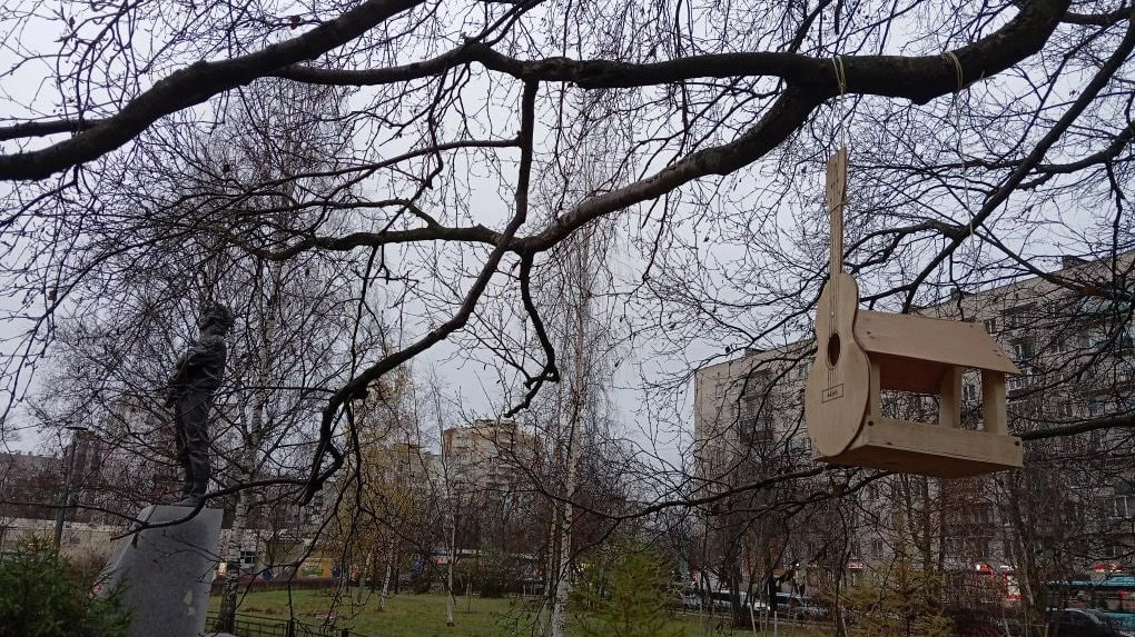 В Петербурге сквер Цоя обзавелся музыкальными скворечниками