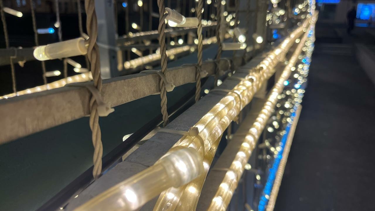 На новогодних каникулах петербуржцев с праздником поздравят мосты и набережные. Световое шоу устроят дважды в день