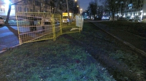 На Вавиловых затопило газон холодной водой после прорыва трубы