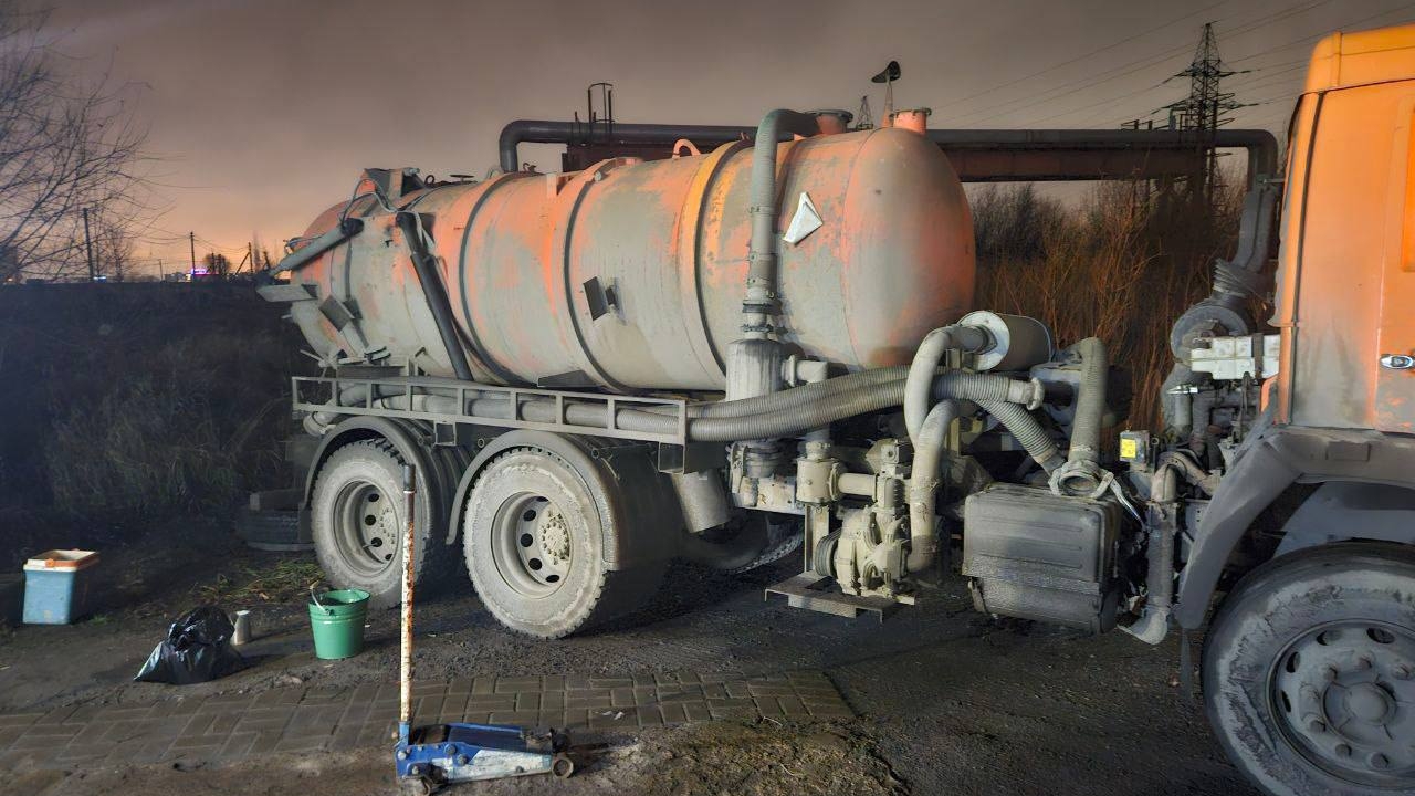 Слил вместе с отходами свои деньги и репутацию? Водитель КАМАЗа попался Водоканалу на Октябрьской