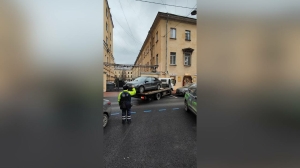 За неделю в зонах платной парковки на улицах Петербурга нашли 16 машин без номеров