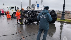 МЧС показало фото с места смертельного падения машина в реку на Васильевском острове