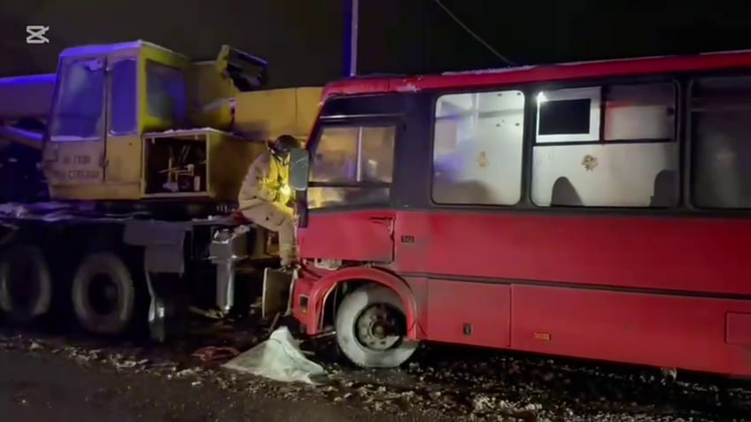 На пути из Кингисеппа в Петербурге автобус столкнулся с КамАЗом: есть пострадавшие