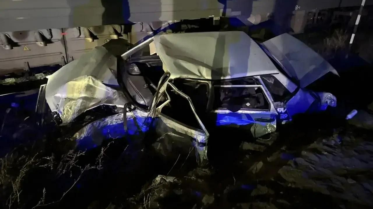 Легковушка превратилась в металлолом после встречи с поездом Адлер – Петербург 