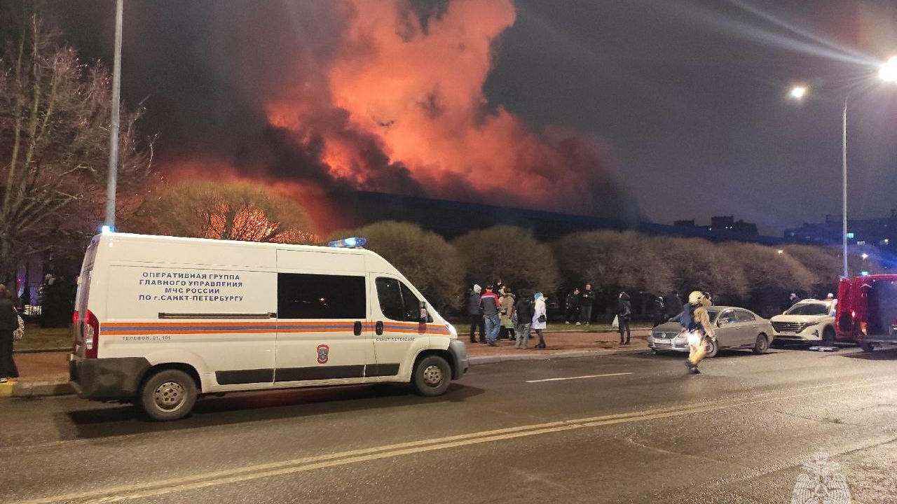 В центре города загорелось здание Правобережного рынка