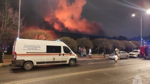 Из-за горящего здания на Правобережном рынке эвакуировали сотню человек — есть пострадавший