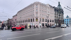 Здание на углу Невского отреставрировали досрочно, несмотря на попытки неизвестных разобрать леса