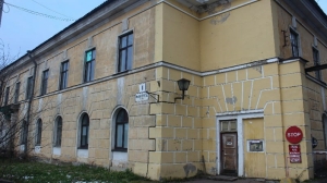 ГАТИ попросит суд разобраться с бизнесменом, игнорировавшим ремонт фасада здания в Петергофе