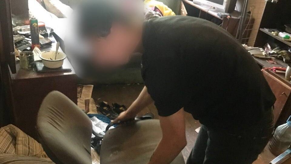 Вооруженный стулом парень из Ленобласти ответит в суде за избиение девушки и смерть дедушки