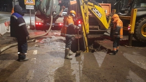 На проспекте Тореза перекрыли движение для авто из-за прорыва трубы