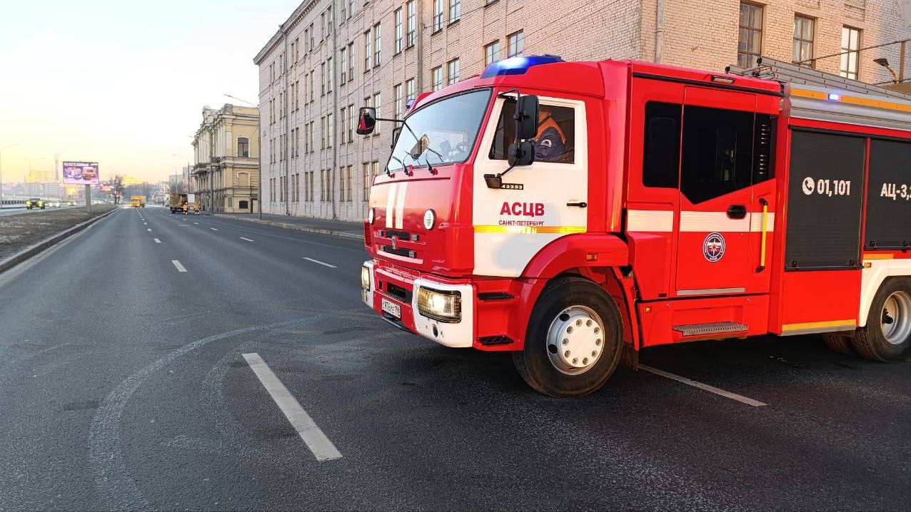 Автолюбители оценили работу Водоканала: проезд по Пироговской набережной перекрыли из-за прорыва трубы