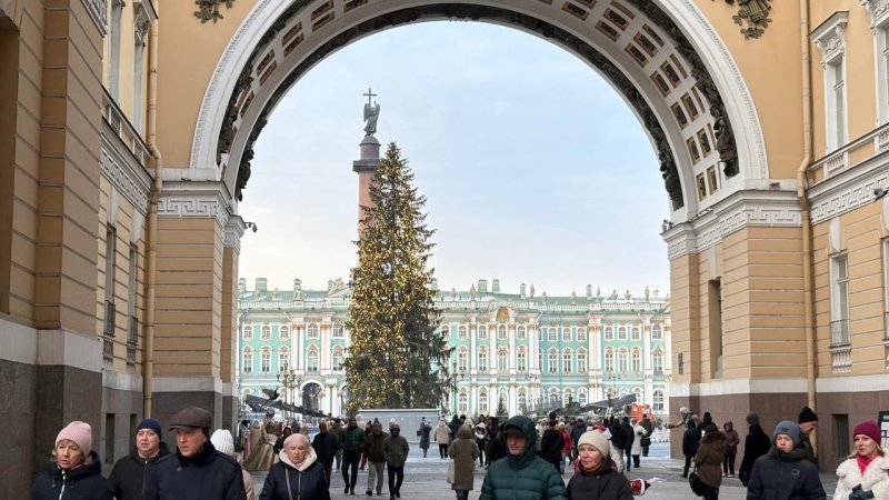 История Нового года в Петербурге: кто придумал ставить елку на Дворцовой и почему коммунисты были против
