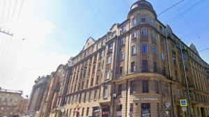 Прокуратура заметила проблемы на фасаде исторического здания на Петроградке. С капремонта прошел год