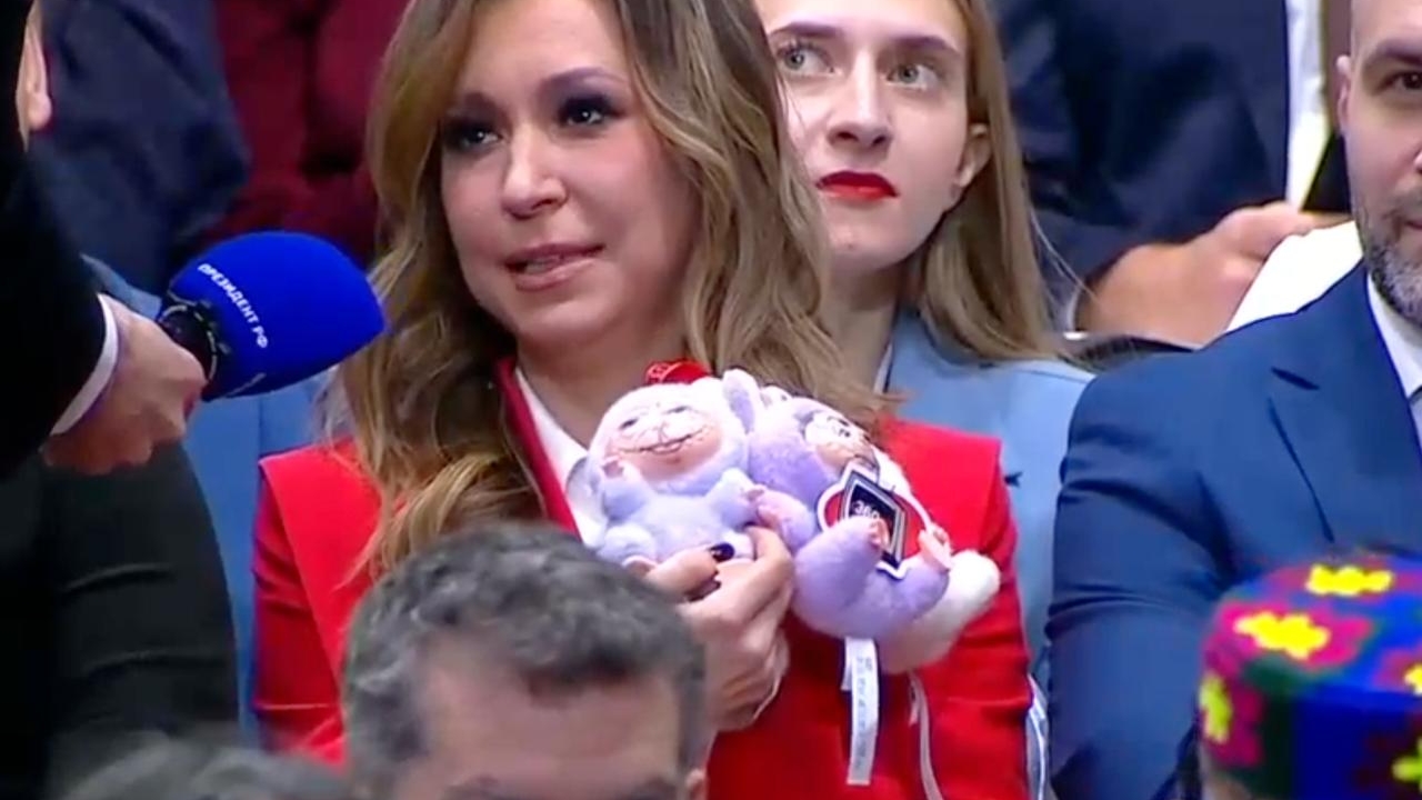 Лабубу с лицами Набиуллиной и Трампа с ПМЭФ приехали на «Прямую линию» с Путиным