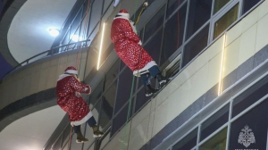 Дед Морозы на тросах спустились с крыши для поздравления юных пациентов НМИЦ имени В.А. Алмазова