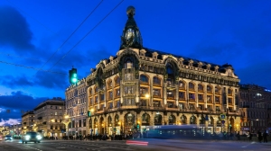 Посмотрите, как светится Дом Зингера. К Новому году его украсили новой подсветкой