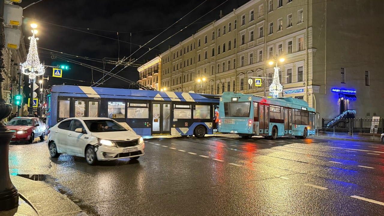 «Догонялки» лазурного с троллейбусом закончились ДТП и случайной блокировкой Невского проспекта
