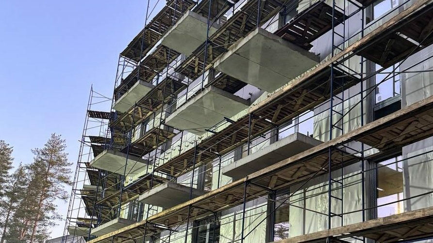 Строитель насмерть разбился во время работ в санатории в Рощино