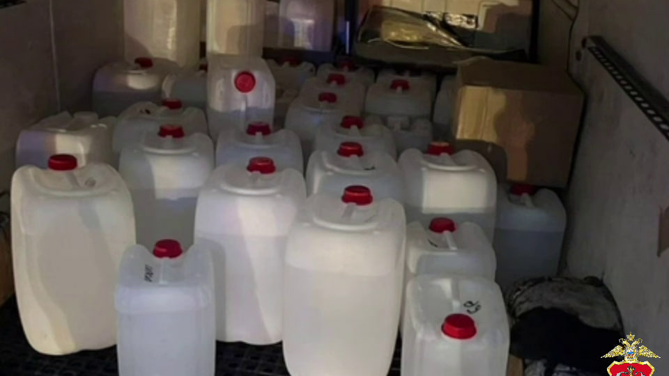 Подозрительный вид водителей помог найти несколько сотен литров подозрительного алкоголя в Колпино