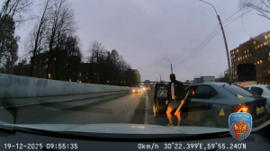 Дерзкий водитель с битой растерялся после встречи с сотрудниками ГАИ в Петербурге