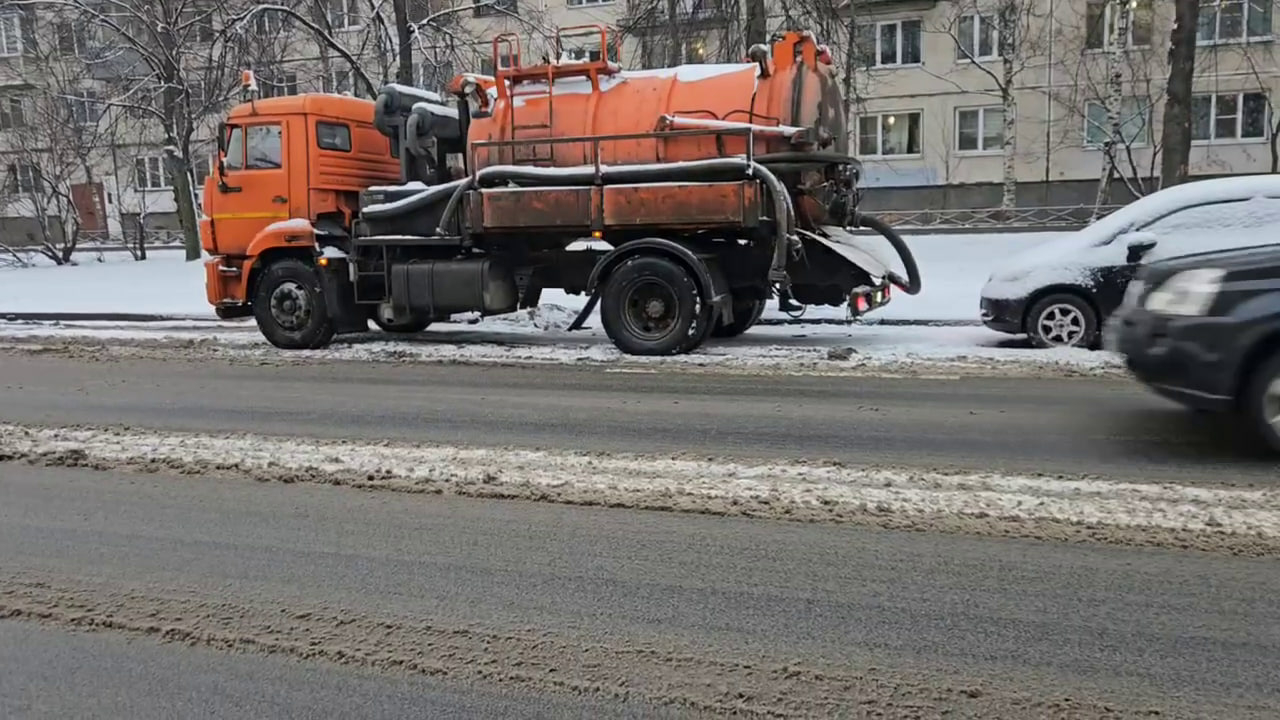Незаконно сливший жижу в канализацию на Искровском проспекте КамАЗ сбежал после грязного нарушения 
