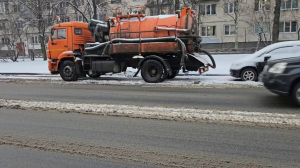 Незаконно сливший жижу в канализацию на Искровском проспекте КамАЗ сбежал после грязного нарушения 