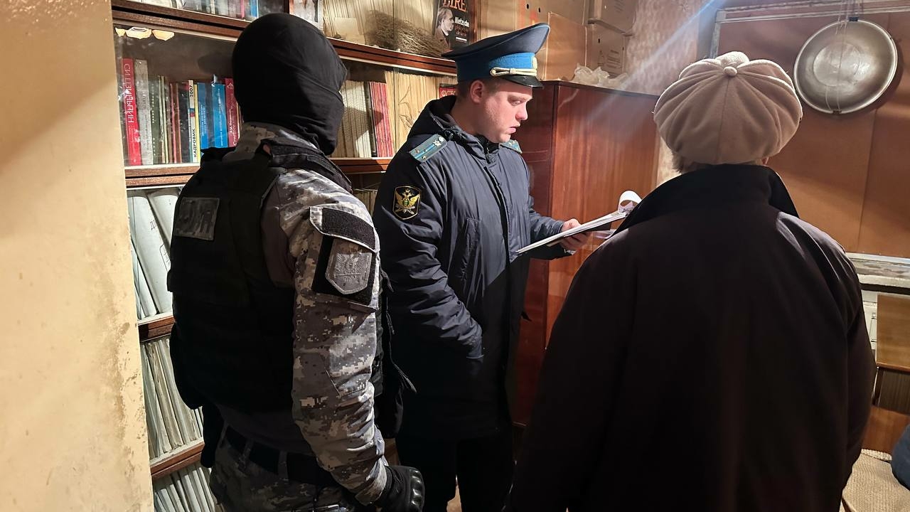 Дедуля из квартиры на Дмитрова отрицал чистоту, коммунальщиков и любил мусор