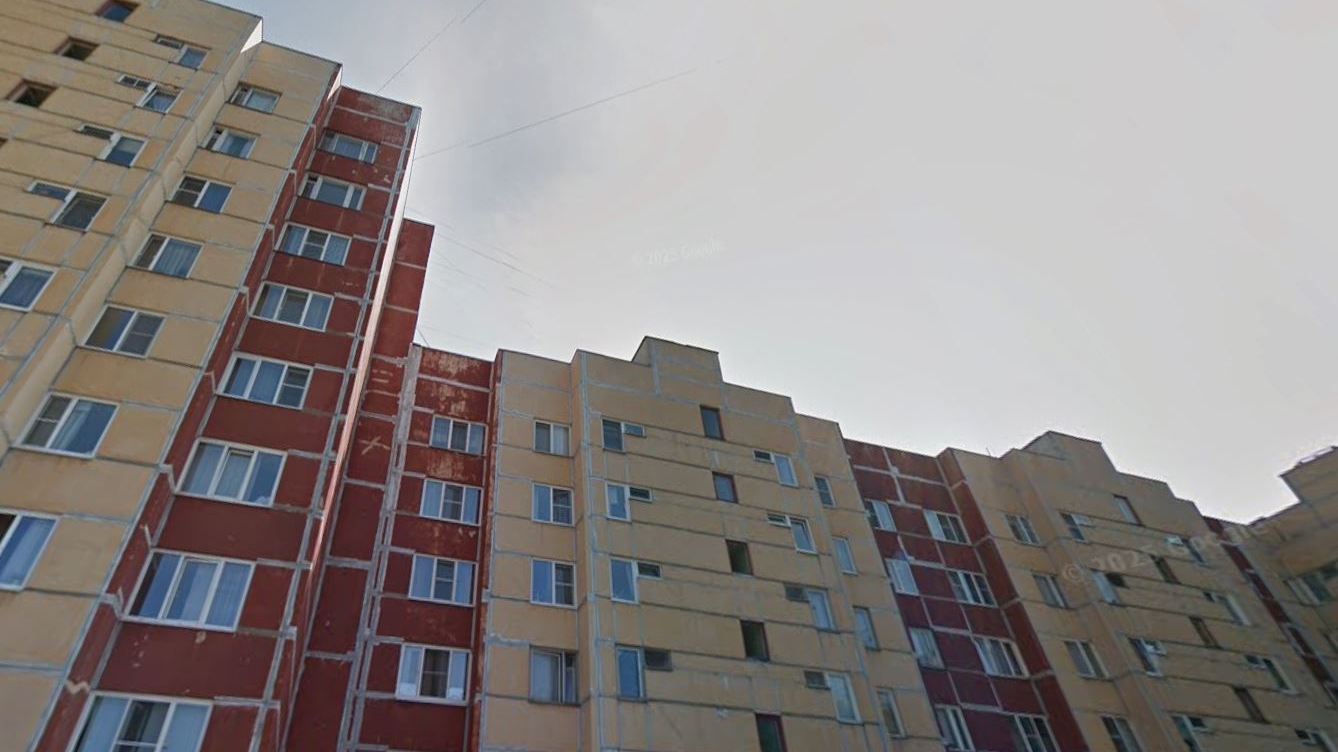 В Петергофе пожар в «двушке» обернулся эвакуацией 25 человек и двумя пострадавшими