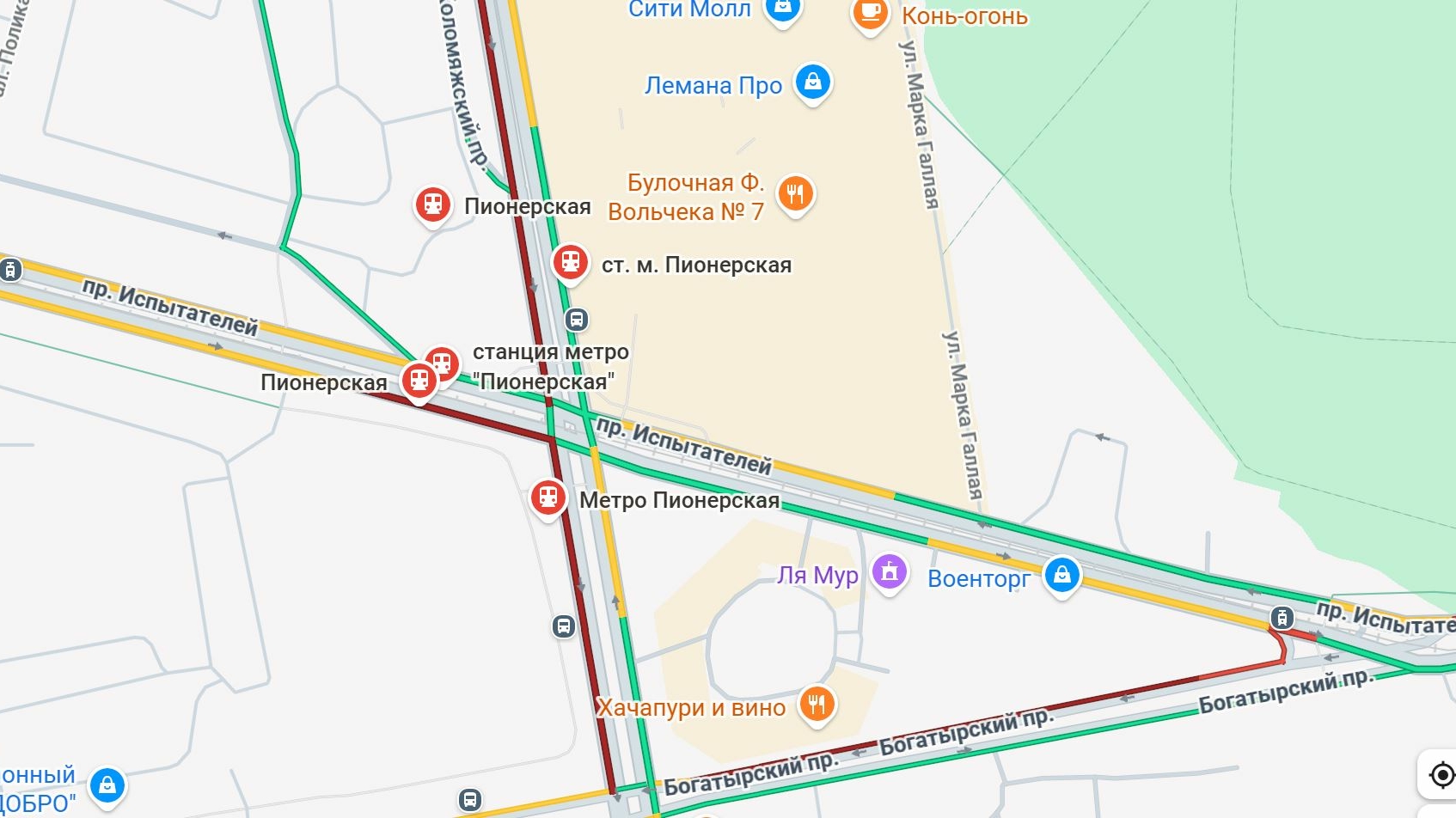 Петербуржцы столкнулись с транспортным коллапсом у «Пионерской» на фоне открытия ТРК