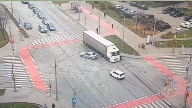 В Москве шофер тягача умер за рулем — машина ехала по «встречке» без управления