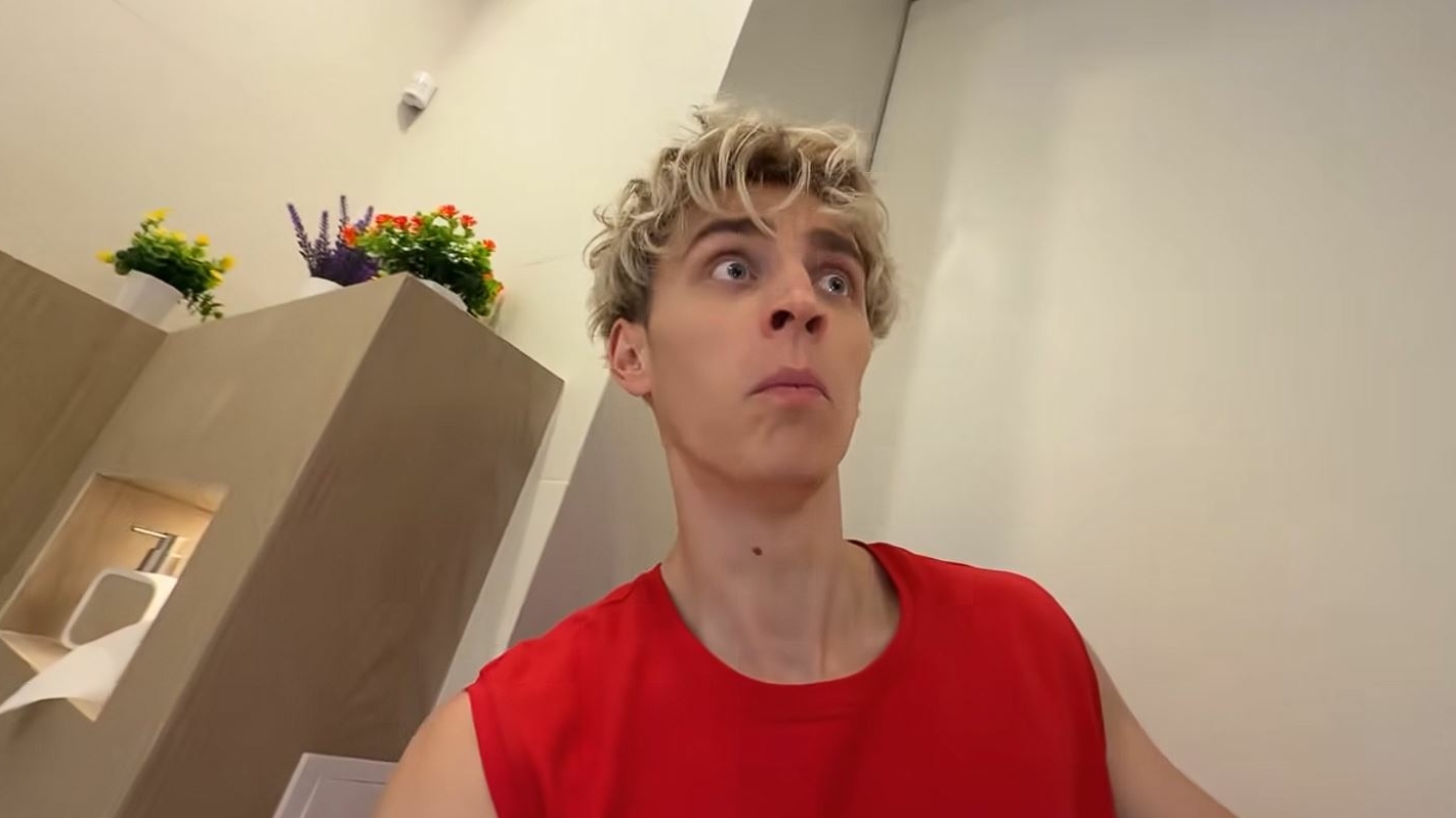 Блогер Влад А4 не смог отсудить 30 тысяч рублей у свердловского магазина за футболки с его лицом