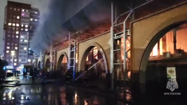 Под завалами сгоревшего Правобережного рынка нашли труп 70-летней женщины