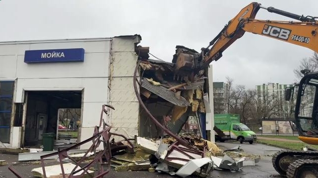 В Петербурге разбирают нелегальный автосервис с помощью экскаватора